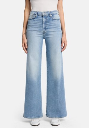 Jean en denim léger bleu clair taille haute, à jambes larges, avec un léger dégradé, cinq poches et fermeture à bouton en métal. Matériau en coton texturé.