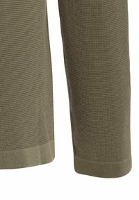 Sweter z dzianiny w oliwkowym kolorze z fakturowanym wzorem ściągacza i prostym dołem. Długie rękawy z dopasowanymi mankietami.