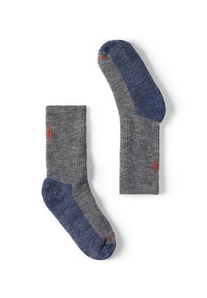 Par de calcetines hasta media pantorrilla en gris con zonas de talón y punta en azul oscuro, con un pequeño logo rojo cerca del tobillo sobre fondo blanco.