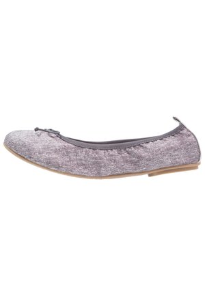 Purple textured ballet flat with a rounded toe, elasticized trim, and a small decorative bow at the front. Flat rubber sole.