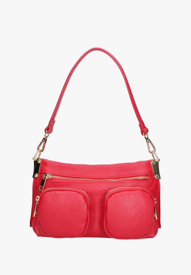 Rode leren handtas met een gestructureerde afwerking, twee voorste ritszakken en een enkele schouderband; accentueert met goudkleurige hardware.