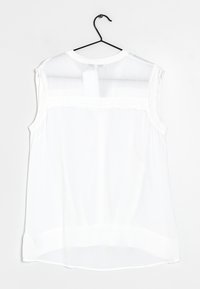 Witte mouwloze blouse met een ronde hals, transparante voorkant en solide achterkant. Bevat een gladde textuur en een gebogen zoom aan de onderkant.