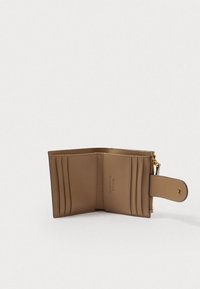 Brązowy skórzany portfel z wieloma przegródkami na karty, zamykaną na zamek komorą i zapięciem na zatrzask. Gładka tekstura i minimalistyczny design.
