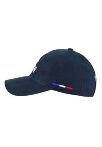 Marineblaue Baseballmütze aus weichem Stoff, mit gesticktem Text auf der Vorderseite und einem dreifarbigen Streifendetail an der Seite.