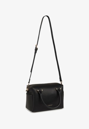 Bolso de mano rectangular negro de cuero con dos asas cortas y una correa larga ajustable para el hombro, con detalles metálicos en tono dorado.