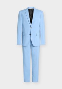 Ανοιχτό μπλε ανδρικό κοστούμι με σακάκι δύο κουμπιών και ταιριαστό παντελόνι, με τσέπες με καπάκι και μαύρη εσωτερική φόδρα στο σακάκι.