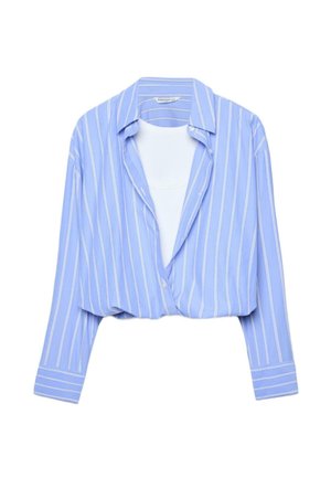 Světlomodrá košile s dlouhým rukávem na knoflíky s bílými svislými pruhy a pod ní je vrstvený bílý nátělník.