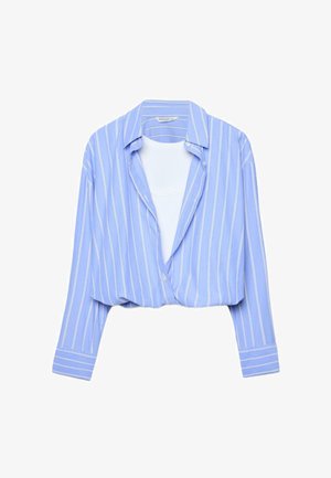 Světlomodrá košile s dlouhým rukávem na knoflíky s bílými svislými pruhy a pod ní je vrstvený bílý nátělník.