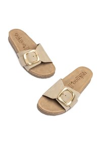 Sandales à talon en suède beige avec une large sangle ornée d'une grande boucle carrée en or. Semelle en liège et semelle extérieure en caoutchouc texturé.