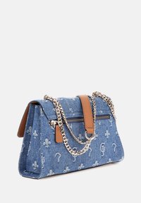 Borsa in denim con catena e manico in pelle, con ricami floreali e una tasca con cerniera sul davanti, forma strutturata e colore blu.