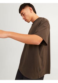 Jack & Jones PREMIUM JPRBLAHARVEY TEE UNISEX - Camiseta básica - chocolate brown
