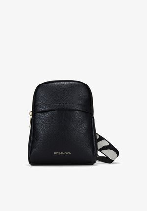 Bolso de cuero negro con un acabado texturizado, cierre de cremallera, con un logo en dorado y una correa ajustable con un diseño. Forma compacta y rectangular.