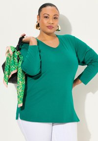 Ulla Popken GROSSE GRÖSSEN BASIC-V LANGARM  - Maglietta a manica lunga - classic emerald green