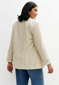 Beige randig blazer med avslappnad passform, som har en enkelknäppt design och detaljerade manschetter, kombinerad med högmidjade denimjeans.