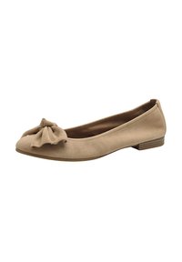 Bailarinas de ante beige con punta redonda, que cuentan con un lazo arrugado en la parte delantera y un pequeño tacón marrón. Textura suave en toda la superficie.