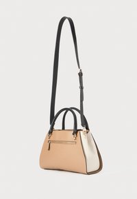 Borsa a mano beige e bianca con manici neri e tracolla lunga nera regolabile, dotata di una piccola tasca con zip sul lato beige.