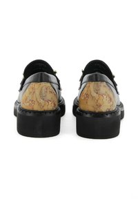 Scarpe in pelle nera con un retro beige texturizzato caratterizzato da un motivo marmorizzato e suole nere spesse, arricchite da dettagli in oro.