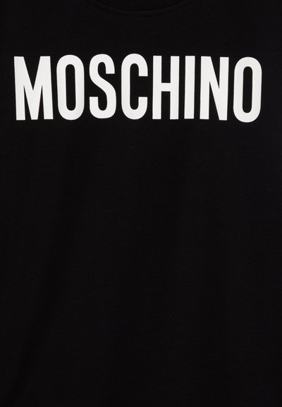 Crna pamučna majica s podebljanim bijelim blokovima slova koja ispisuje "MOSCHINO" preko prsa. Glatka tekstura, klasičan dizajn s okruglim izrezom.
