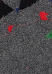 Graue Socken mit einem Muster aus roten Vögeln und grünen Akzenten, mit einer strukturierten Strickoptik und bunten Rautendesigns auf der gesamten Oberfläche.