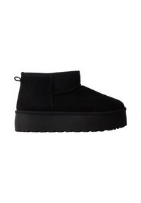 Bottine noire basse avec semelle épaisse, bout arrondi et languette au talon, conçue pour un usage décontracté.