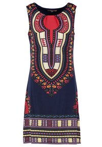 Granatowa sukienka bez rękawów z odważnym, kolorowym geometrycznym wzorem z czerwonymi i żółtymi akcentami, teksturowanymi liniami oraz detalem przy dekolcie w kształcie łezki.