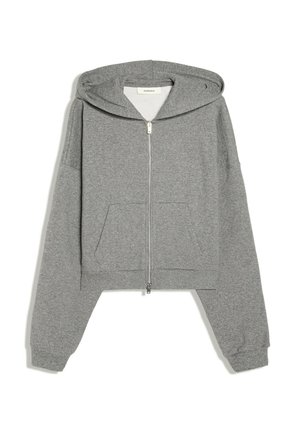 Jasnoszara bluza z kapturem zapinana na zamek, z przednimi kieszeniami, długimi rękawami, ściągaczami na mankietach oraz przyszytym kapturem, rozłożona na płasko na białym tle.