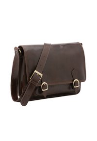 Borsa a tracolla in pelle marrone scuro con tracolla regolabile e due chiusure a fibbia dorata sul falda anteriore.