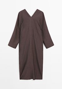 Langes, braunes V-Ausschnitt-Kleid mit drei Viertelärmeln, aus einem strukturierten Stoff gefertigt und mit einer zentralen Naht auf der Rückseite.