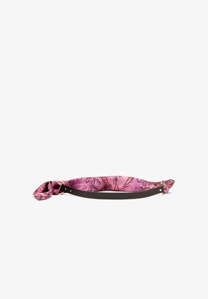 Sciarpa di seta rosa floreale infilata attraverso una cintura in pelle nera con anelli dorati, disposta piatta su sfondo bianco.