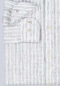 Gestreifte Hemd in Weiß und Grau, aus leichtem Stoff gefertigt, mit einem Button-Down-Kragen, drei Knöpfen an der Knopfleiste und einer Brusttasche.