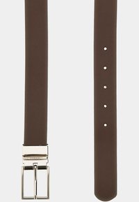 Cintura in pelle marrone con una texture liscia, fibbia in metallo argentato e multiple aperture di regolazione lungo la cinghia.