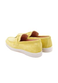 Gelbe Wildleder-Slipper mit runder Zehenpartie und weißer Gummisohle. Verfügt über einen dekorativen Riemen über der Vorderseite und ein glattes Innenfutter.