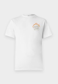 Hvid bomulds t-shirt med korte ærmer, der har et forside logo i grå og orange flammer, rund halsudskæring og almindelig pasform.