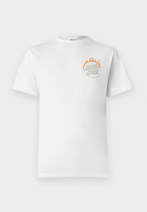 Hvit bomulls t-skjorte med korte ermer, med en frontlogo i grå og oransje flammer, rund hals og standard passform.