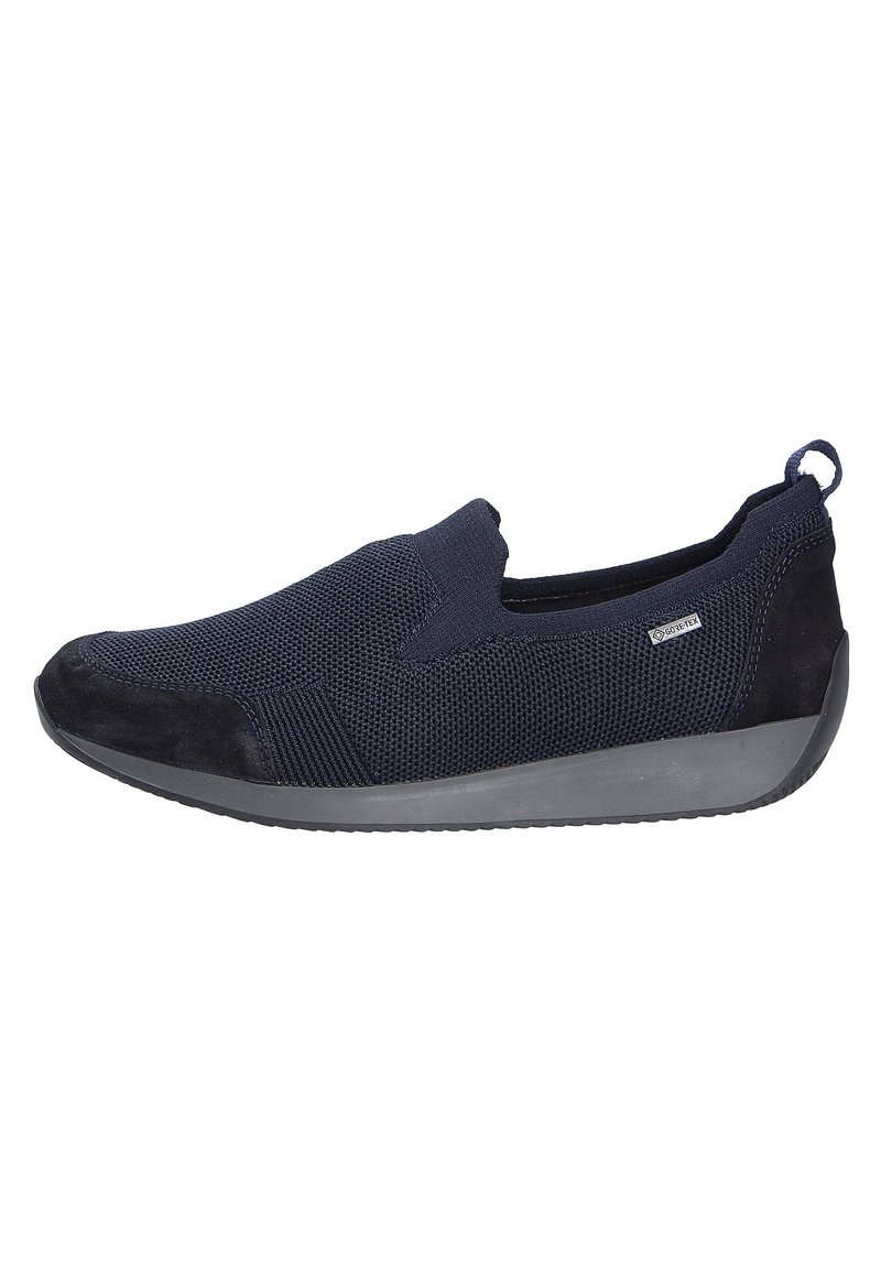 Marine slip-on schoen met een bovenwerk van gaas en suède accenten. Rond teen, gevoerde zool en een treklus aan de hiel. Gestructureerde details aan de zijkanten.