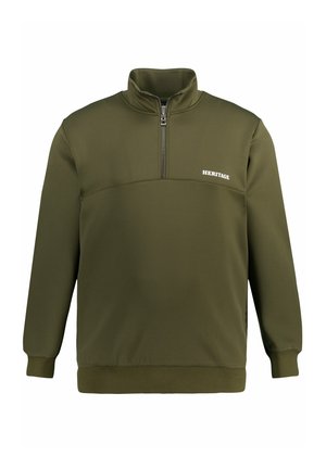 Pull-over à manches longues vert olive avec une fermeture éclair au quart et "HERITAGE" imprimé en blanc sur la poitrine gauche.