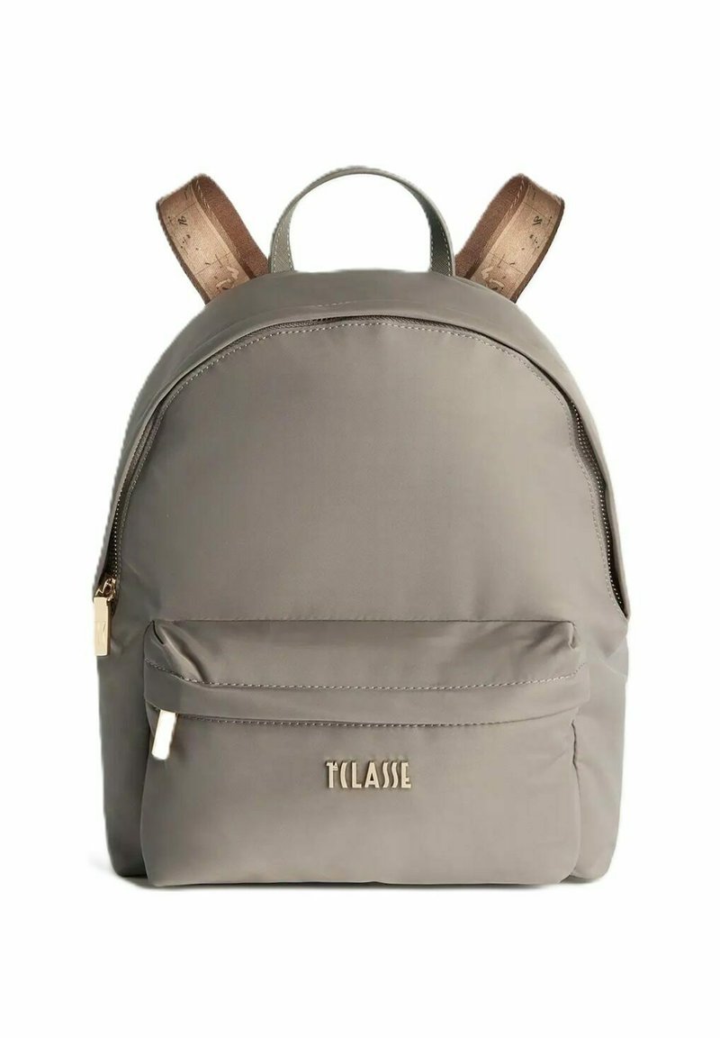 Zaino taupe con tasca frontale con zip, logo dorato "TCLASSE" e spallacci regolabili marroni con design stampato.
