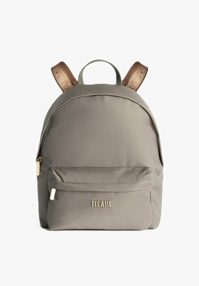 Mochila topo con bolsillo frontal con cremallera, logo dorado "TCLASSE" y correas ajustables marrones con diseño impreso.