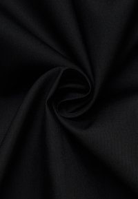 Tessuto nero in una trama liscia, leggermente testurizzata, disposto a spirale. Il materiale sembra leggero e resistente.