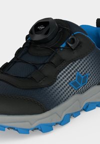 Chaussure de sport bleue et noire avec une semelle grise, équipée d’un système de laçage rapide à cadran et d’un logo géométrique bleu sur le côté.