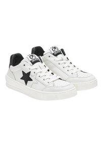 Sneaker bianche basse con dettagli neri a forma di stella, colletto imbottito nero, lacci bianchi, punta perforata e etichetta del marchio sulla linguetta.