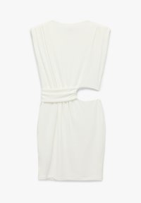 Hvid kort kjole lavet af blødt stof, med draperede ærmer, en indsnævret talje med udskæringsdetalje og en glat, strømlinet silhuet.