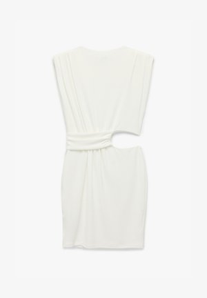 Hvid kort kjole lavet af blødt stof, med draperede ærmer, en indsnævret talje med udskæringsdetalje og en glat, strømlinet silhuet.