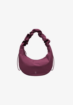 Sac d'épaule violet en forme de croissant avec une anse froncée et une petite poche zippée sur le côté, présenté sur un fond blanc.