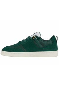 Le sneaker verdi presentano una combinazione di materiali in suede e mesh, una suola in gomma bianca, punta arrotondata e accenti hardware dorati a contrasto.