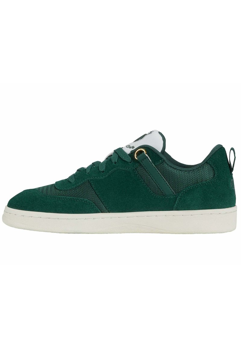 Le sneaker verdi presentano una combinazione di materiali in suede e mesh, una suola in gomma bianca, punta arrotondata e accenti hardware dorati a contrasto.