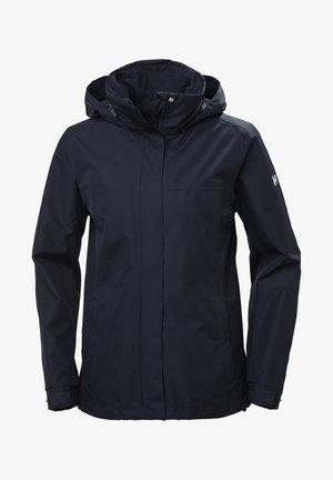 Chaqueta impermeable de color navy con cuello alto y capucha ajustable. Cuenta con bolsillos frontales con cremallera y un detalle de logo en la manga.