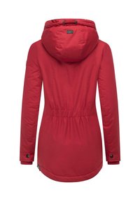 Giacca isolante rossa con cappuccio, vita elasticizzata e polsini con bottoni a pressione. Texture liscia, design di lunghezza intermedia e orlo arrotondato sul retro.