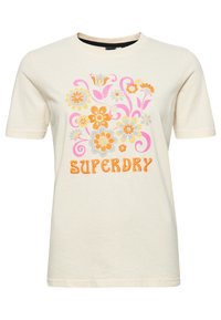 Camiseta de algodón color crema con un diseño floral en rosa, naranja y amarillo, con "SUPERDRY" impreso en naranja en la parte inferior. Mangas cortas.