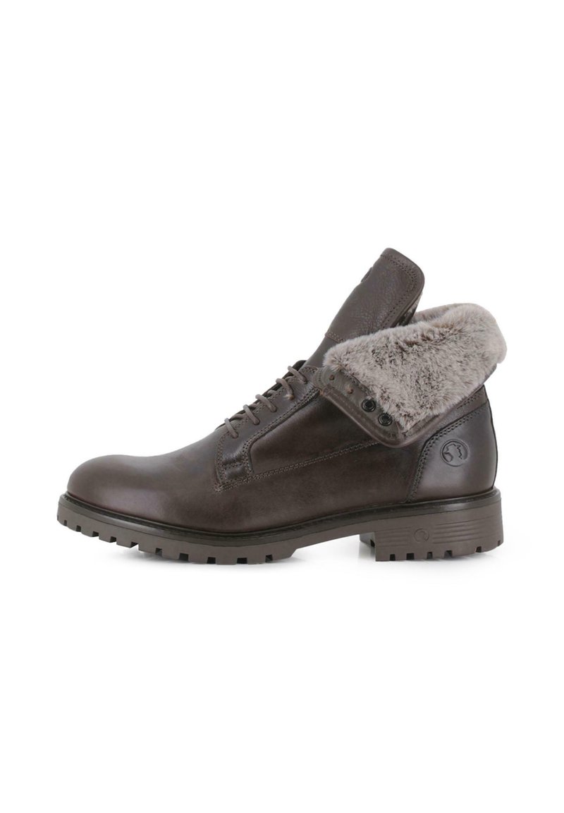 Bota de tobillo de cuero marrón con cuello de piel sintética plegable, cordones y suela de goma con un profundo dibujo para mayor tracción.